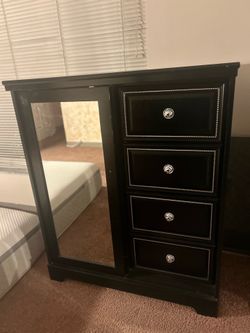 Chest dresser with mirror