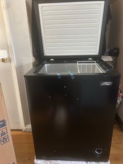 Arctic King Chest Freezer Black