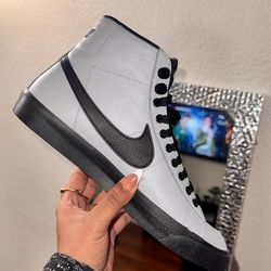 Brand new Nike sneakers ✅   Size 7    Clean and ready to wear   Unique colorway    📍 Phoenix   Pickup available    💰 $100 (open to offers)   Need go