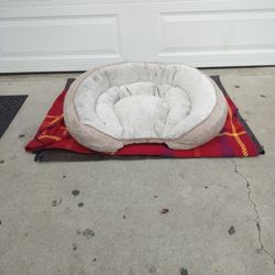 The Object In The Images Lounger Dog Bed Or Or top Paw Size 38/30