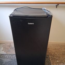 3.3 Cubic Mini Frig