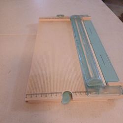 Card crafting paper cutter