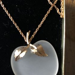 Really Beautiful Retro BRAND NEW NEVER WORN AVON Apple Crystal Necklace 