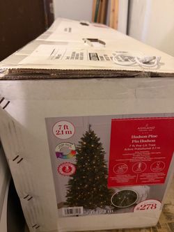 7.5FT CHRISTMAS TREE LIKE NEW!!