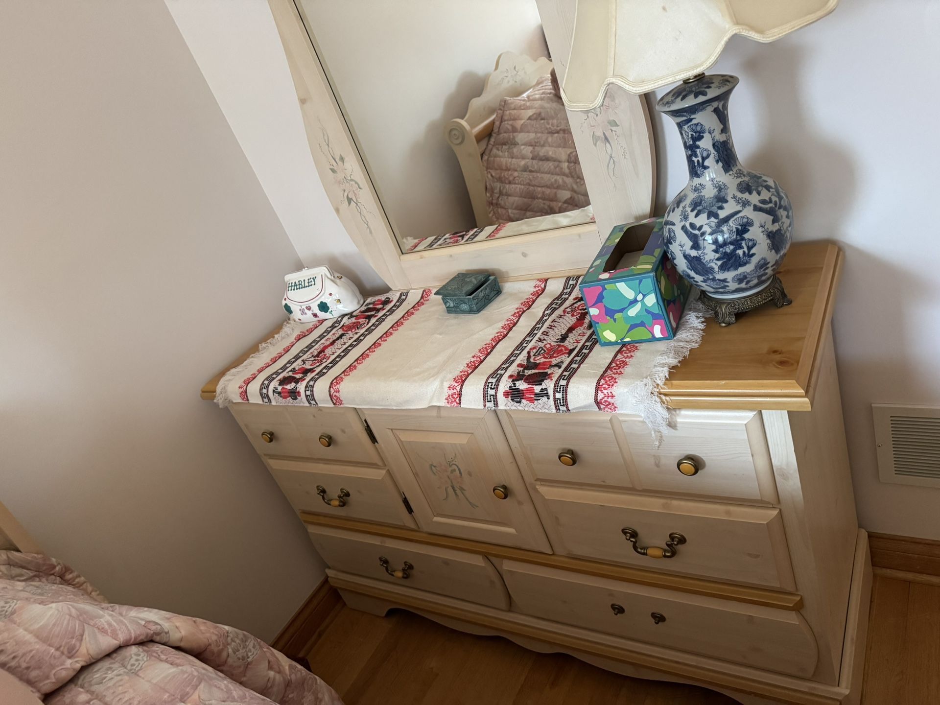 Dresser With Mirror