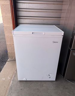 White Midea Chest Freezer