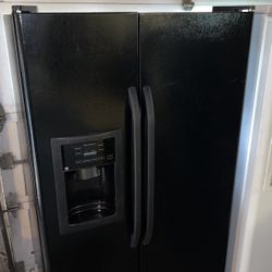Black fridge GE excellent condition side-by-side icemaker
