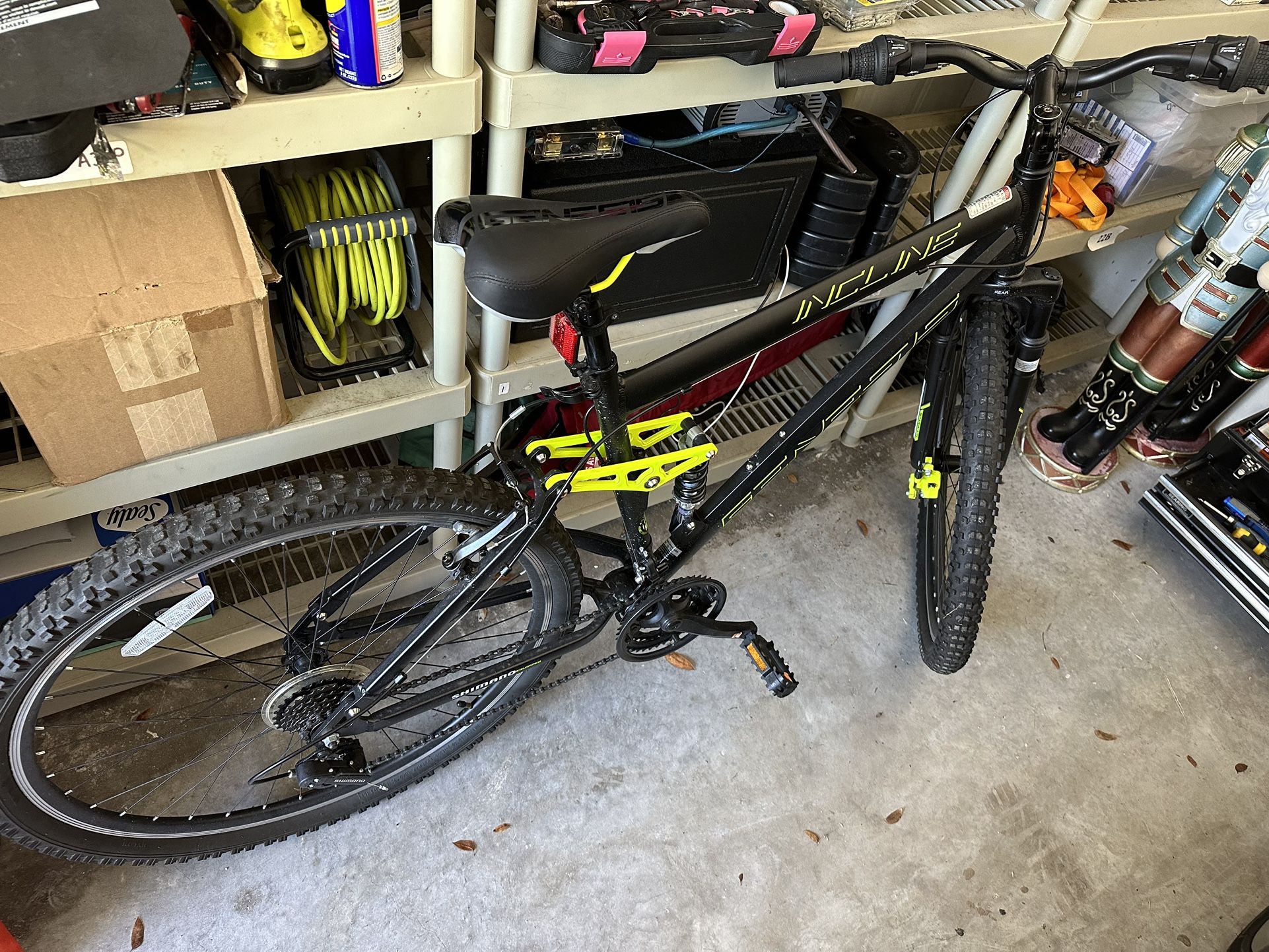 Genesis 29" Incline Men's Mountain Bike, Black/Yellow