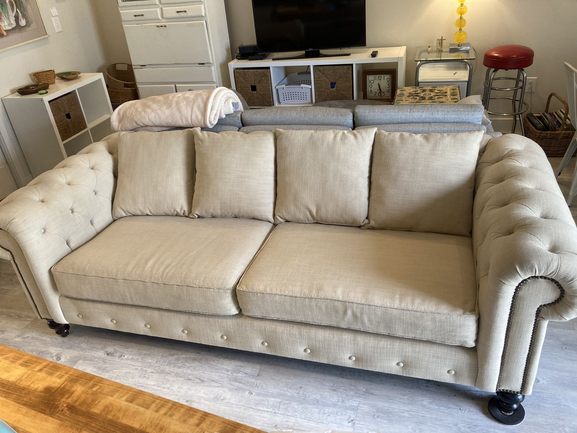 Tufted linen Sofa