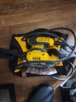 DeWalt Corded sander and carry bag