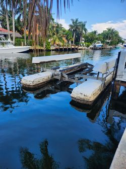 Floating elevator electric boat lift