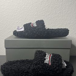 Balenciaga slides black