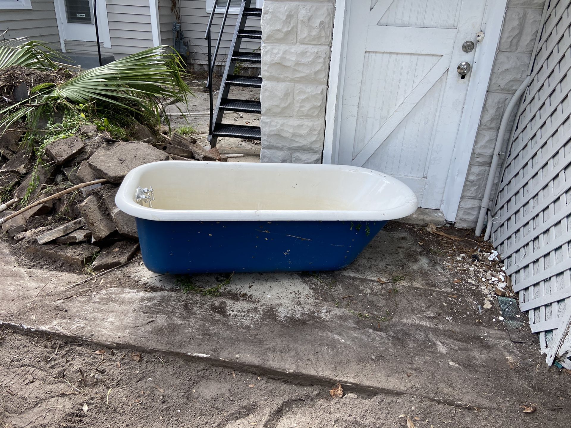 Cast Iron Antique Bath Tub - Outstanding Condition