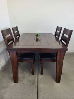Table + 4 Chairs Excellent Condition