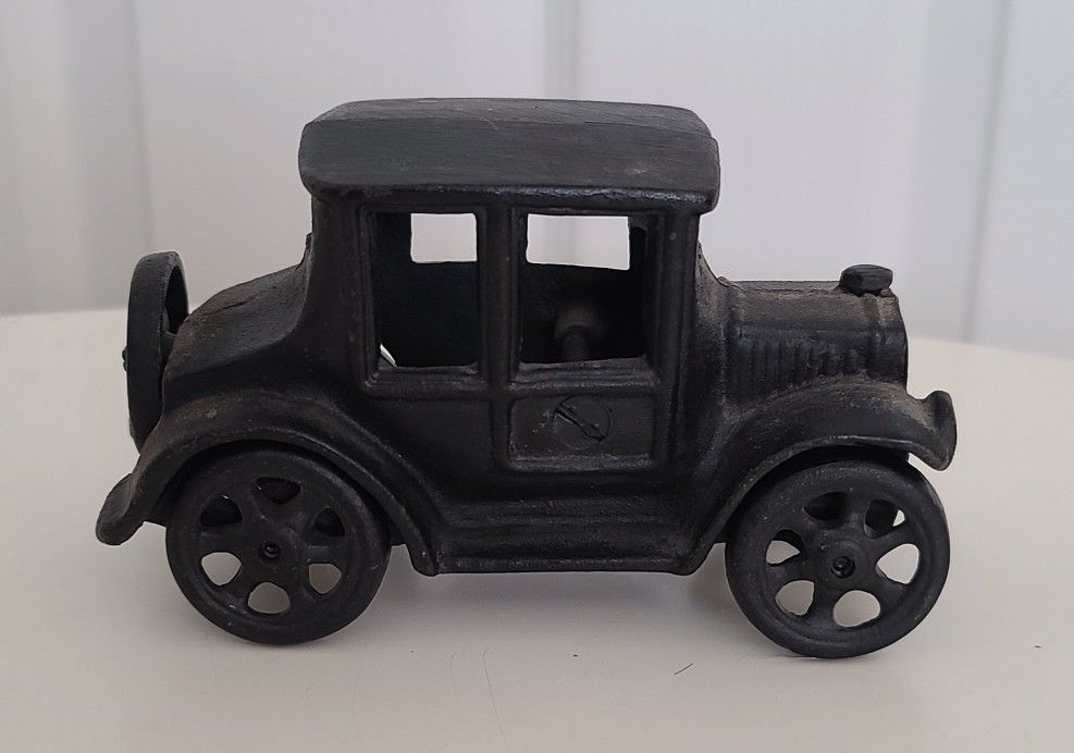 Vintage Cast Iron Art Ford Model T Toy Car Made in USA
5¨ Collectible
