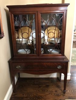 Traditional Mahogany China Cabinet / Dining Room Hutch