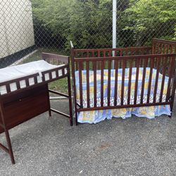 Baby Crib With Mattress And Changing Table With Pad 