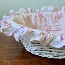 🌷SHABBY CHIC Vintage Style White Wicker Pink Rose Pet Bed🌷  Gently used, like new pet bed for your fur baby