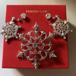 Macy’s Holiday Set.       Holiday Earrings.  Chino, Ca 