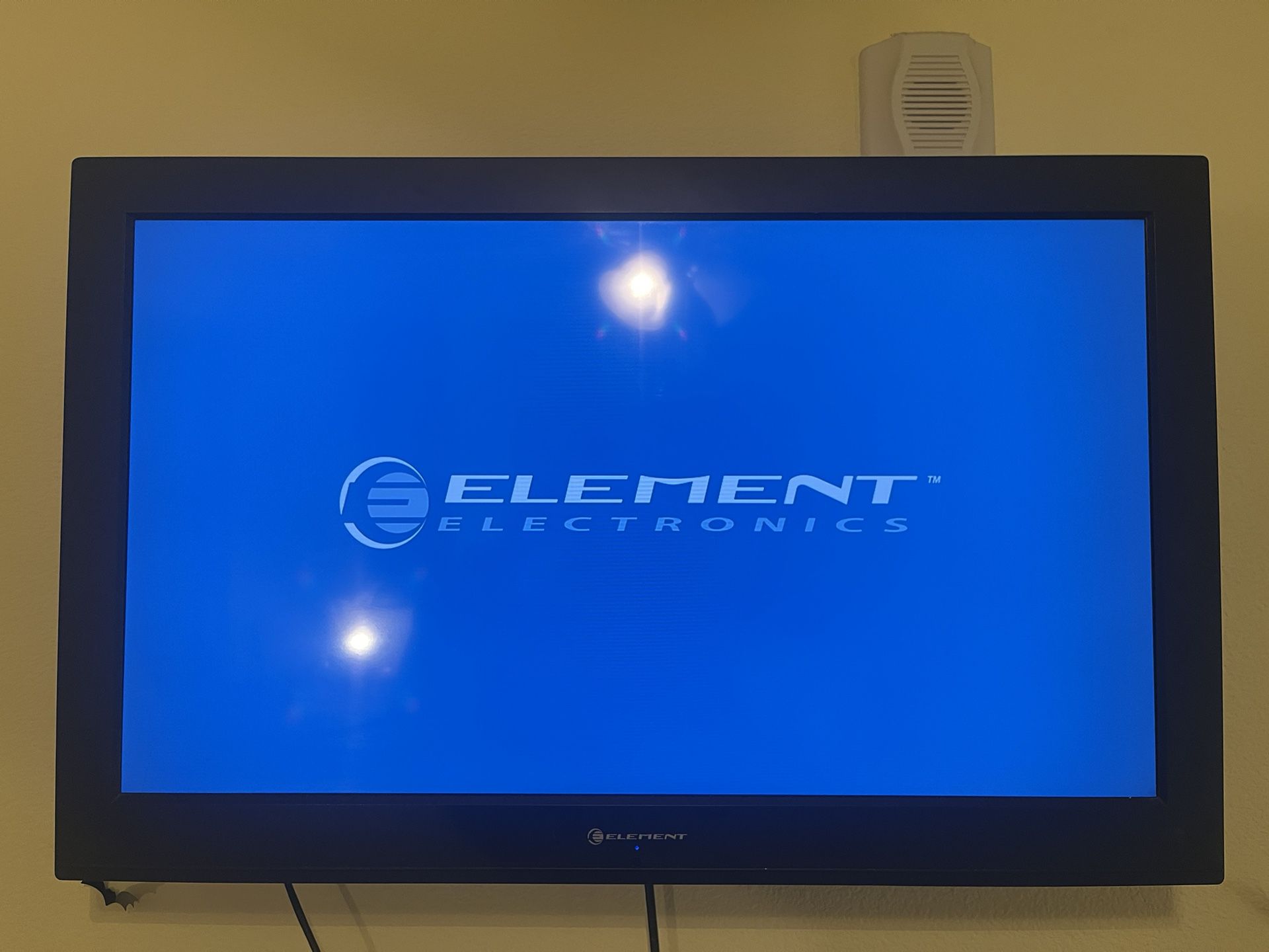 32’ Element Flat Screen Tv