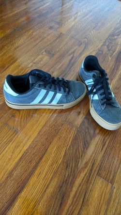 Selling a pair of Adidas 8 1/2 shoes