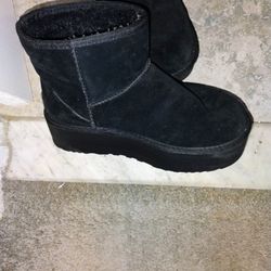 Ladies Size 8. Suede UGG Pickup Only Cash 