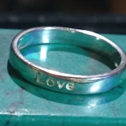 * LOVE* STERLING SILVER BAND RING WITH A MESSAGE: (LOVE) / SIZE 6. *(R-69883)