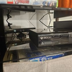 Xbox 360 With Games  And Controllers