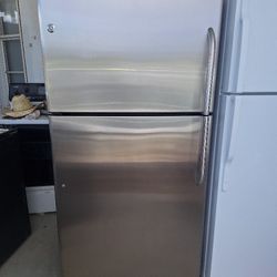 GE Stainless Steel Top & Bottom Refrigerator 