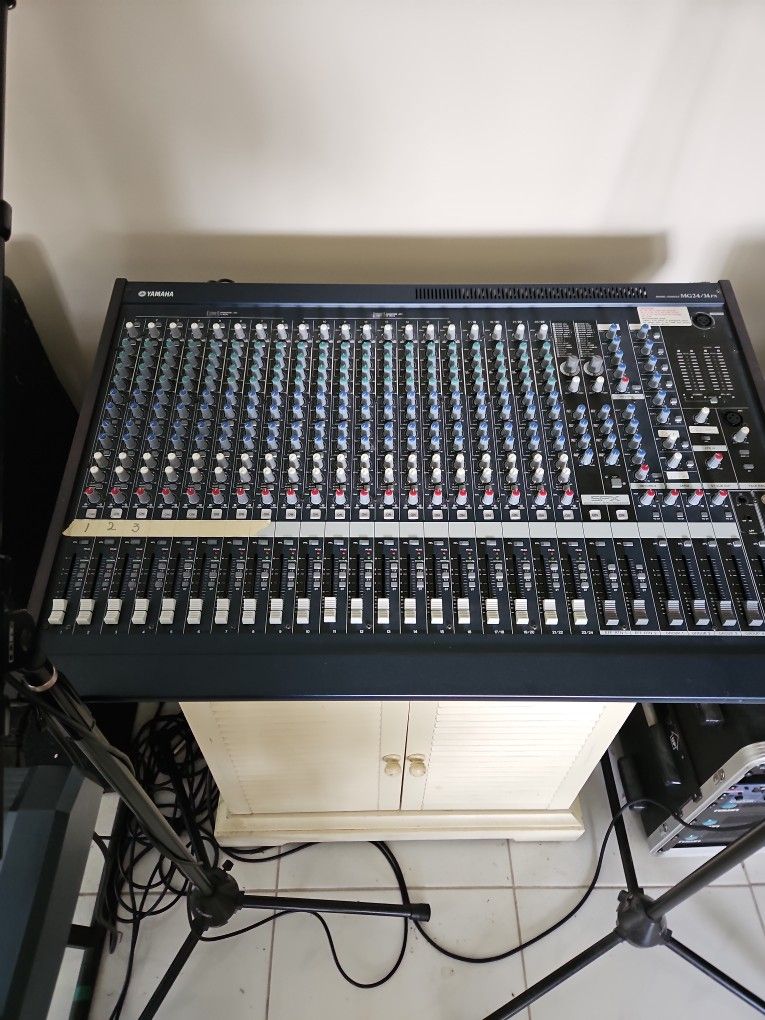 Like New PA System JBL. CROWN POWER ...YAMAHA MG/24/14FX