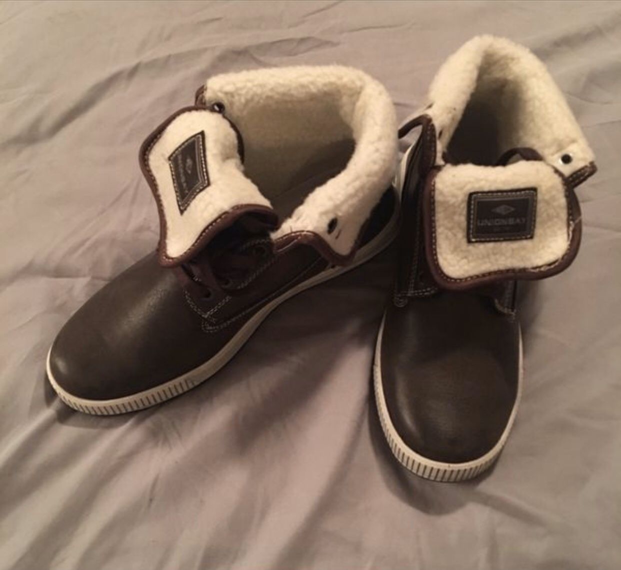 Young Men’s size 7 Brown leather Unionbay winter boots lined with cream fleece.