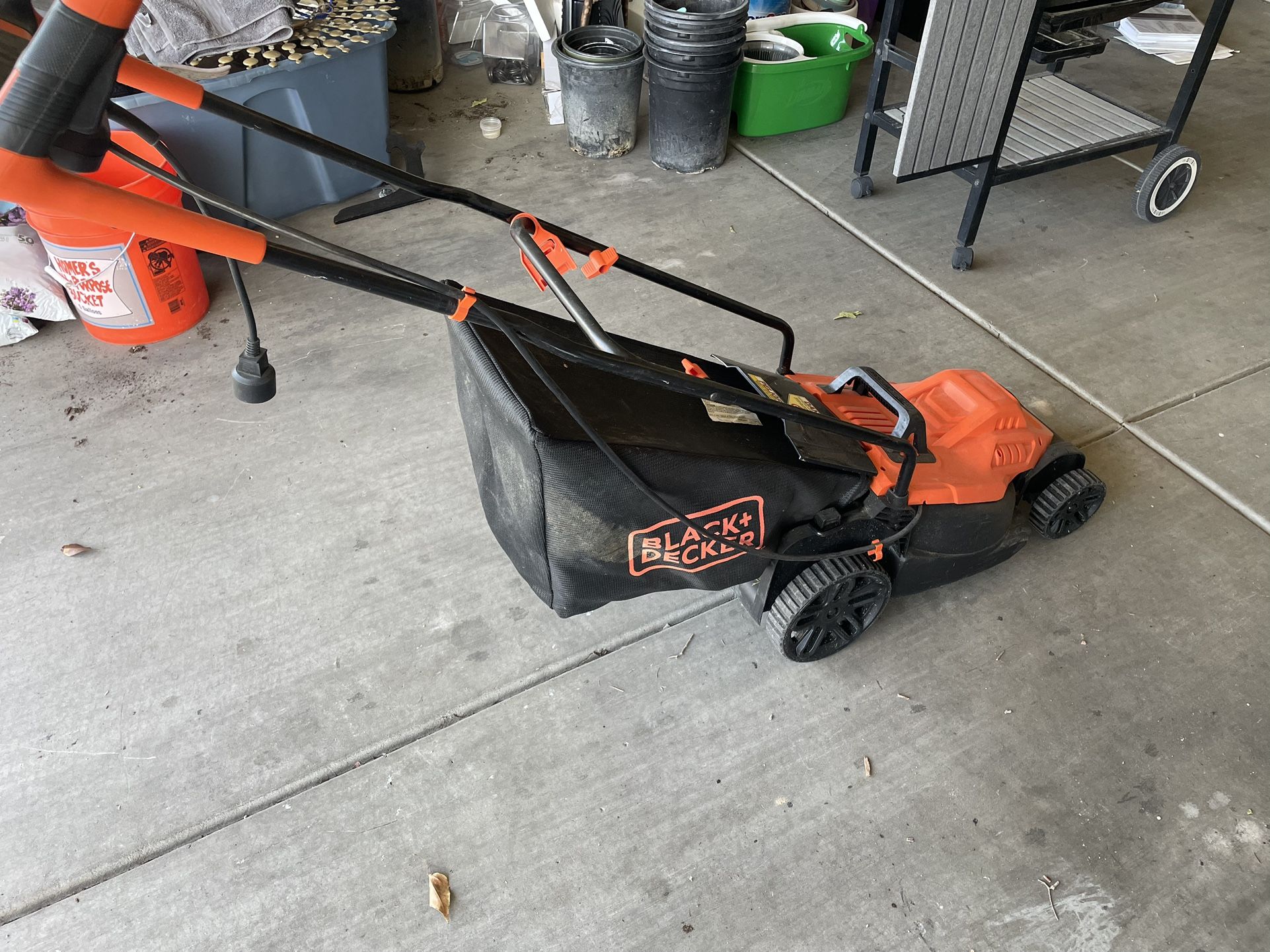 Lawn Mower Electric Black & Decker for Sale in Las Vegas, NV - OfferUp