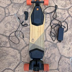 BOOSTED BOARD V2 DUAL PLUS ELECTRIC SKATEBOARD LIGHTLY USED | COMES WITH TRAVEL BAG, EXTRA SKID PLATES, NOSE AND TAIL PROTECTORS