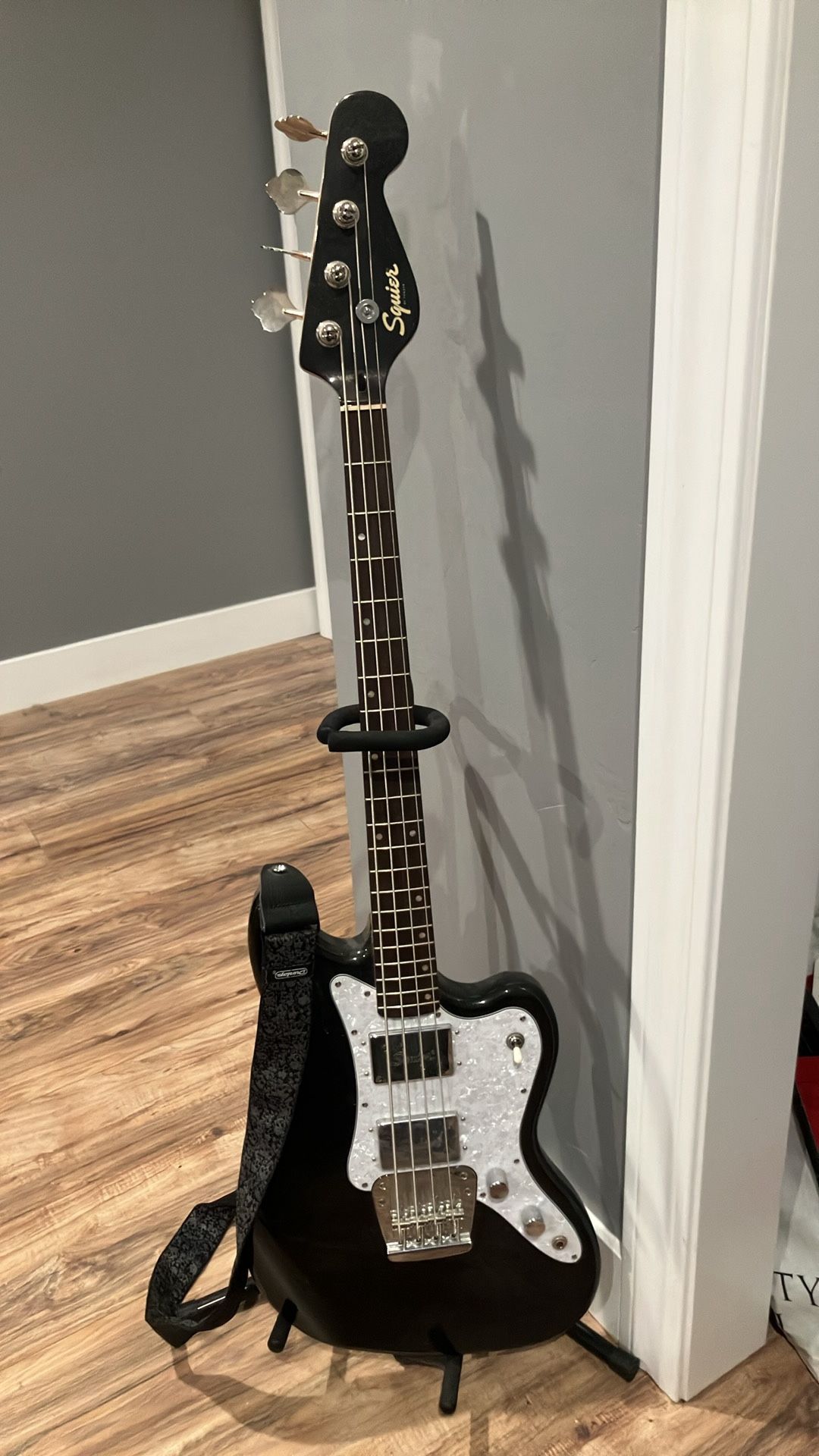 electric 4 string bass guitar perfect condition barley ever used!