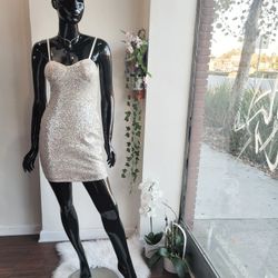 Gorgeous 😍 Champagne sequined bodycon dress/ adjustable straps/fully lined/padded cups/ stretchy/ Size Large
