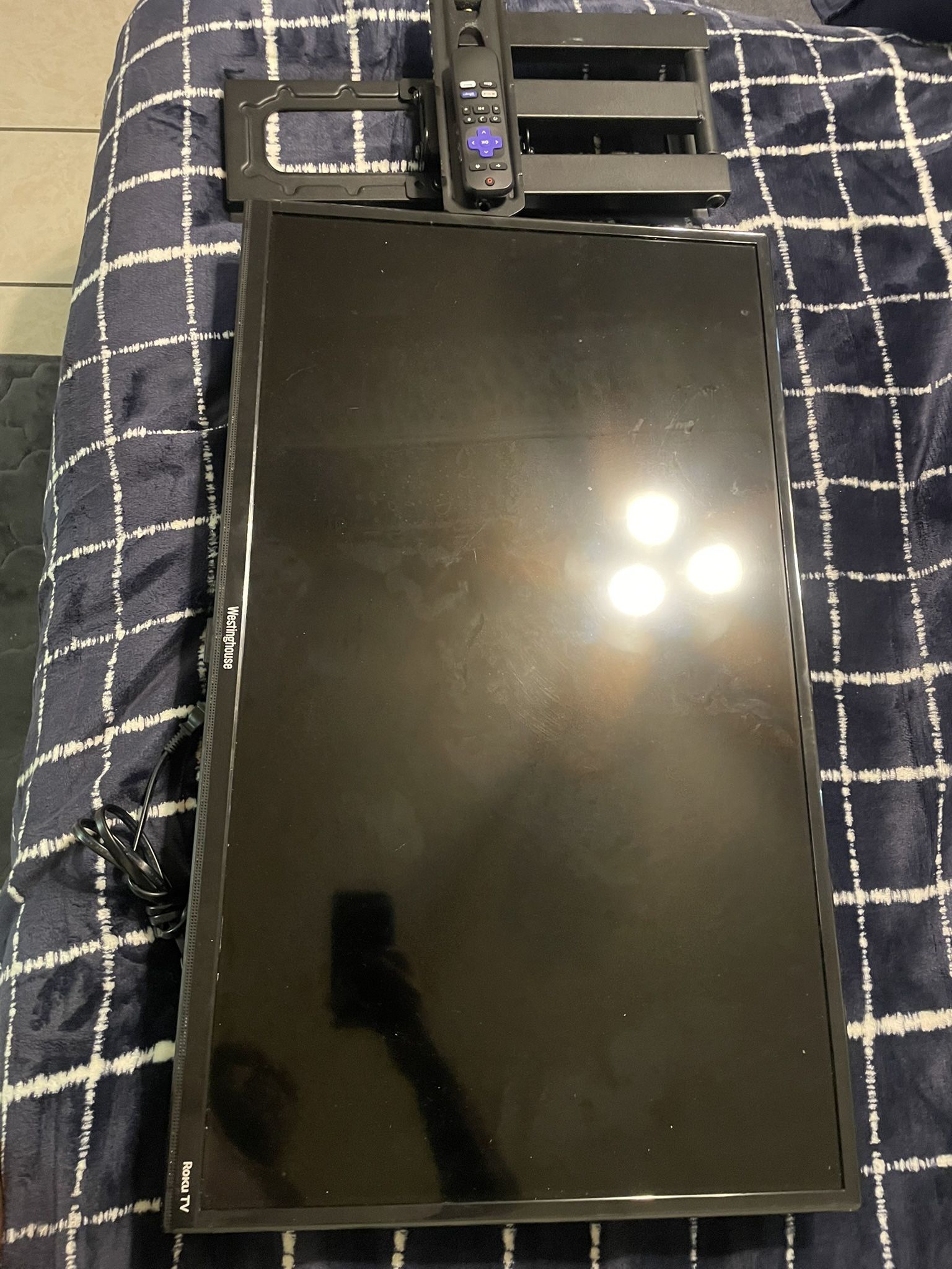 32 Inch TV  W/wall Mount