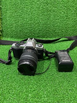 Olympus OM-D-E M10 Mirrorless Camera Silver and Black with 14-42mm Limix Lens
