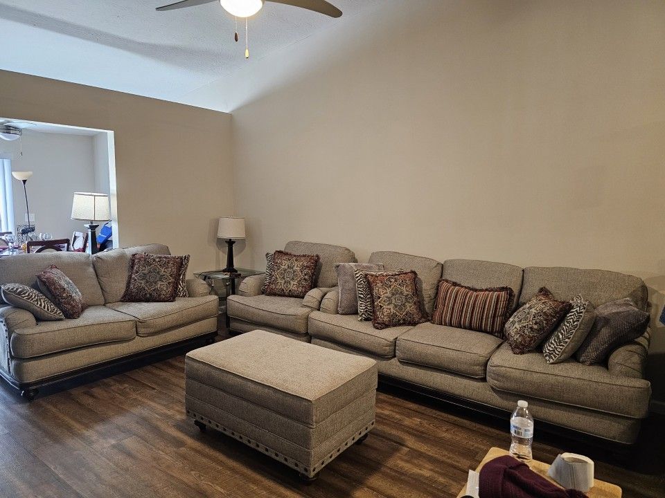 Livingroom Set With Ottoman 