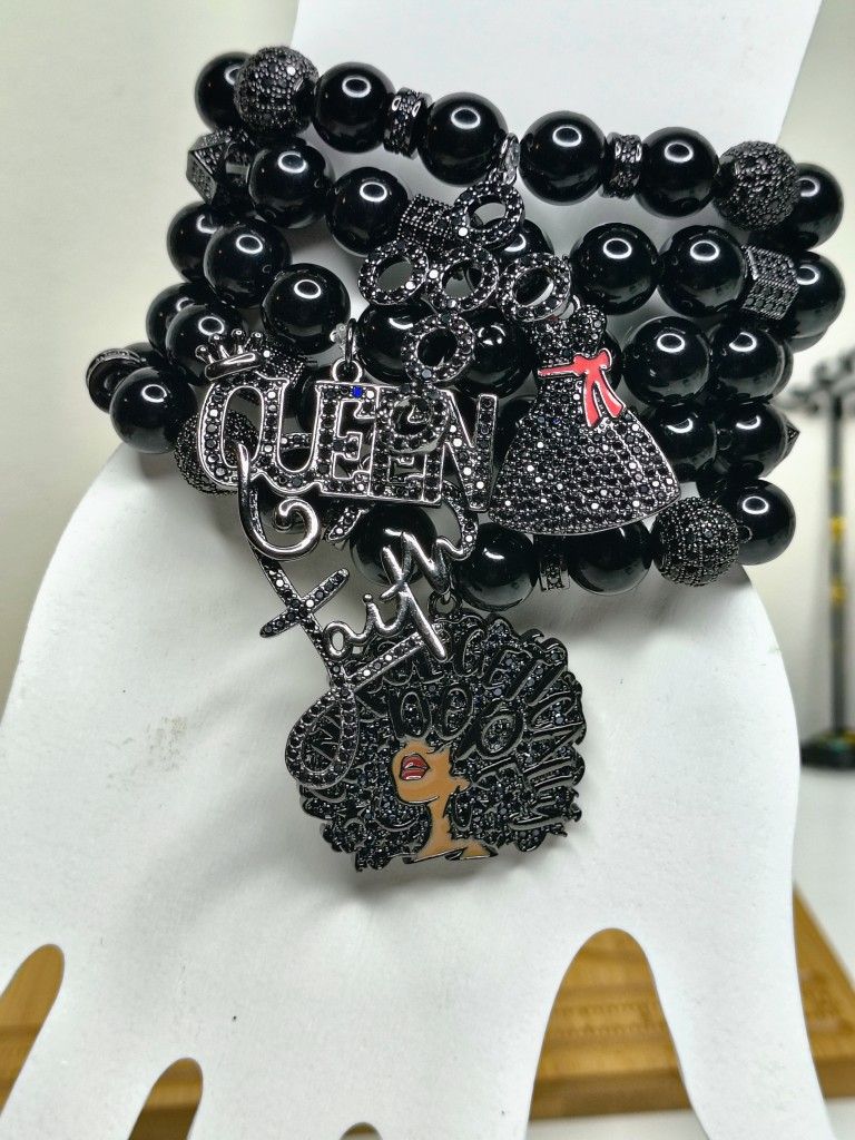 Black Beaded Queen Charm Bracelet 🖤