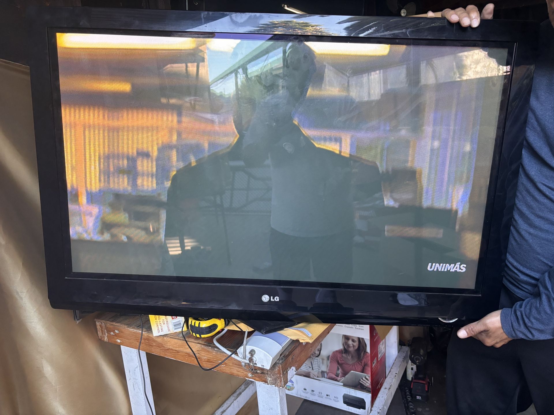  42’ LG TV 