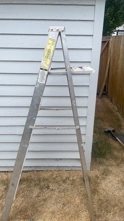 Nice 6 foot Aluminum Ladder Light Weight wide footing paint can holder 👍