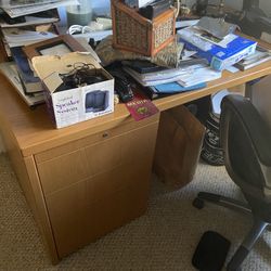 Like New Solid Wood Oak Desk With Chair