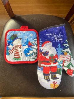 Christmas holiday pattern oven mitts pair