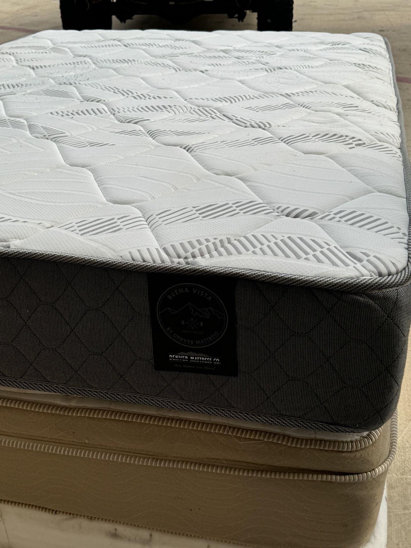USED QUEEN SIZE MATTRESS WITH BOX SPRINGS DELIVERY 🚚 AVAILABLE