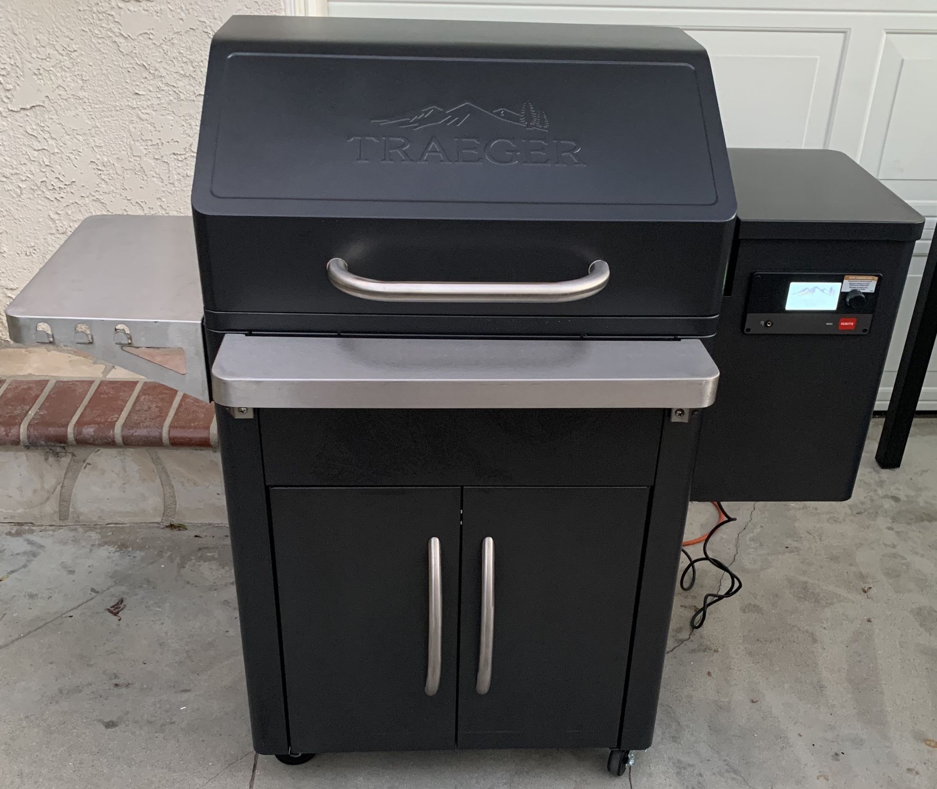 Traeger Silverton 620 Pellet Grill with WiFi Smoker