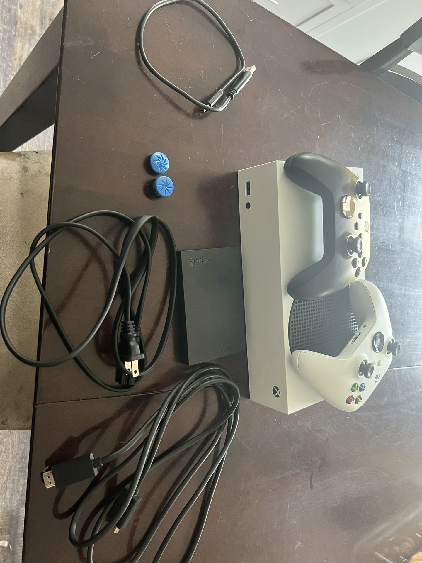 **CASH ONLY**Xbox Series S with 2 remotes, kontrol freeks, and 2tb sea gate storage drive