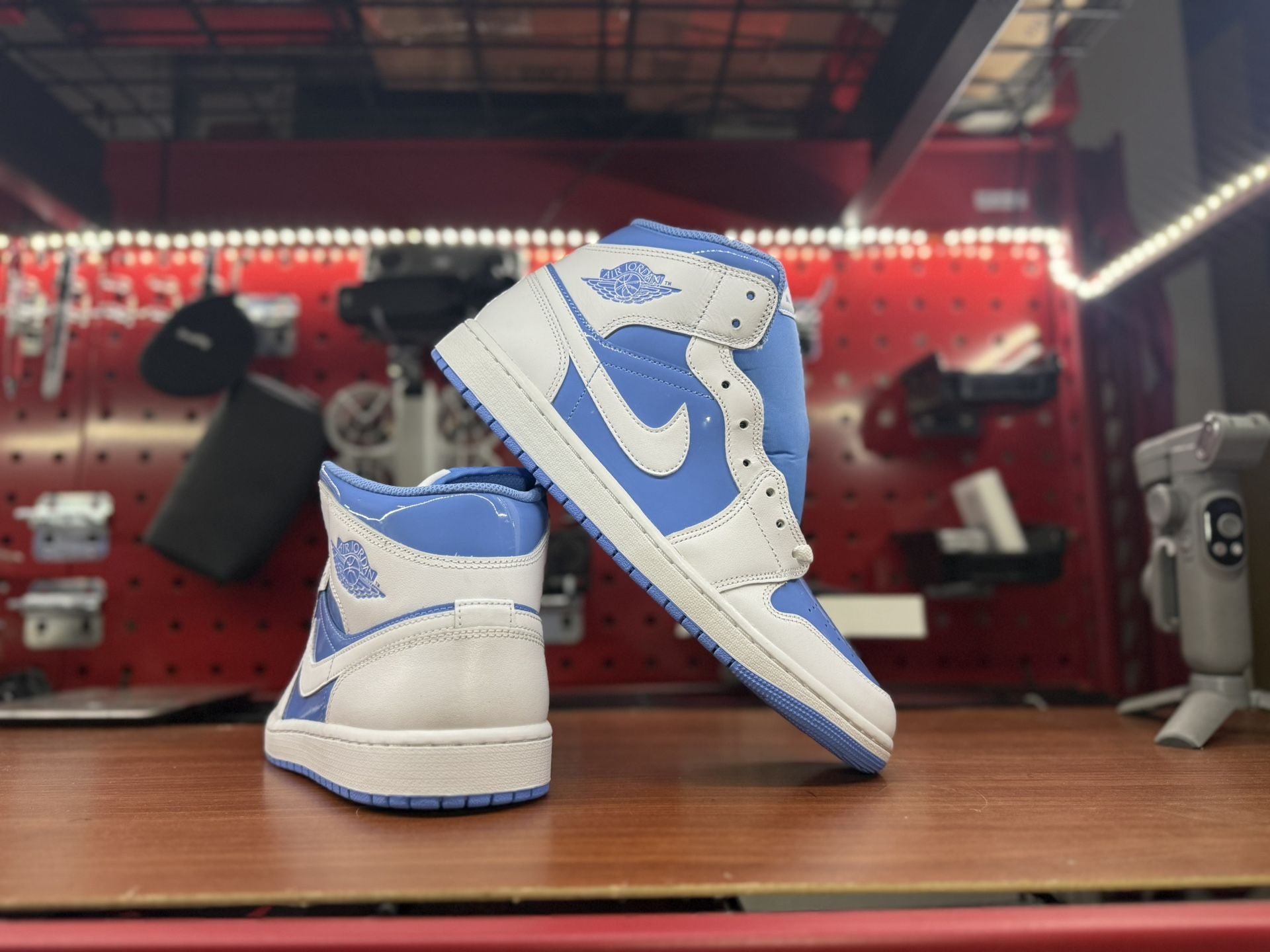 Jordan 1 Mid Legend Blue