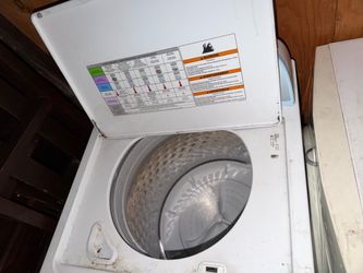 Es una lavadora de carga superior de la marca Whirlpool.