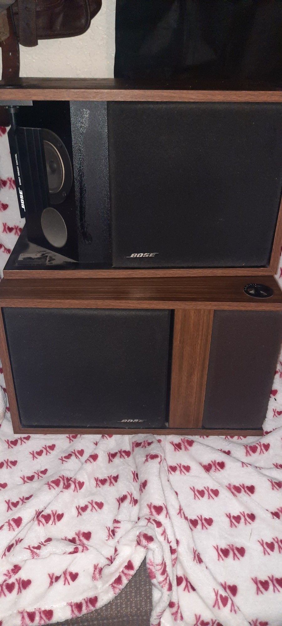 Bose 301 Bookshelf Speakers See Description 