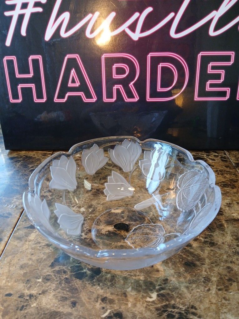 Vintage Crystal Clear Studios Japan Floral Glass Bowl ~ 11" in diameter ~
This Vintage Crystal Clear Studios Japan Floral Glass Bowl has a diameter